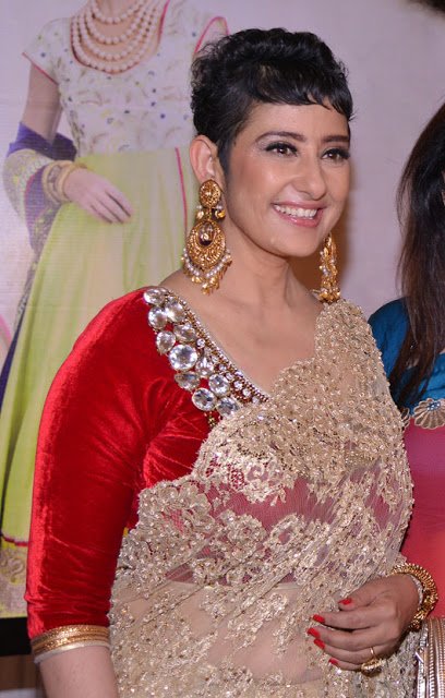 Manisha Koirala in Latest Long Gold Earrings-2-indianjewellerydesign.com